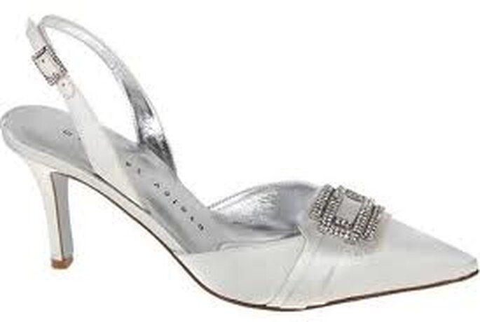 Elegantes zapatos en blanco con detalle de hebilla en pedrería