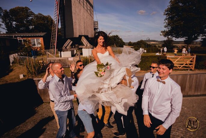 photo de groupe mariage rigolote mariée et invités