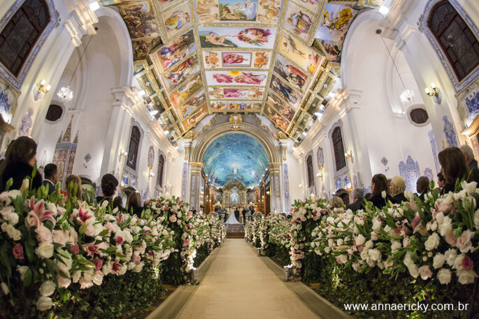 Igreja decorada com orquídeas para casamento