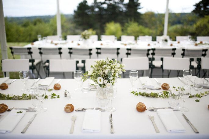 Délices Éphémères - Table blanche décorée pour un mariage en extérieur avec un bouquet de fleurs des champs 
