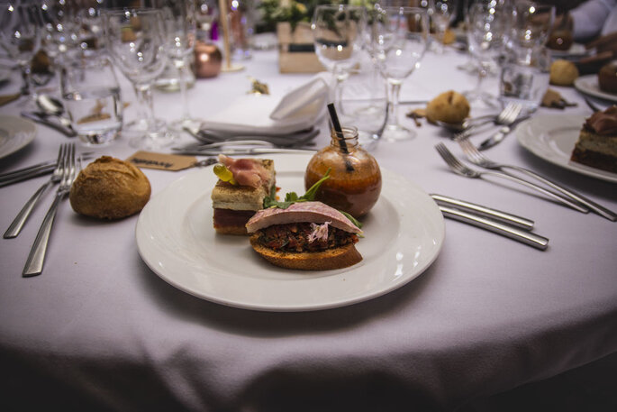 Une assiette d'une menu de mariage