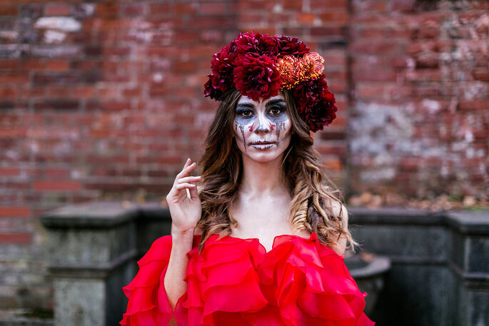Dia de los Muertos Fotoshooting Inspiration Braut farbenfroh rot geschminkt