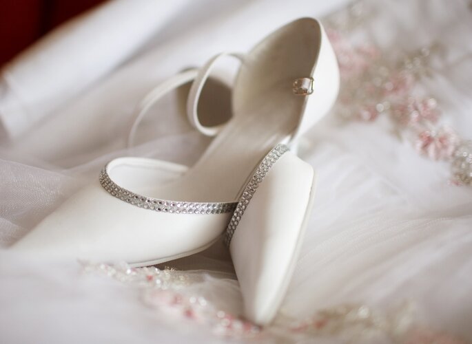 Zapatos blancos de novia. Foto vía Shutterstock