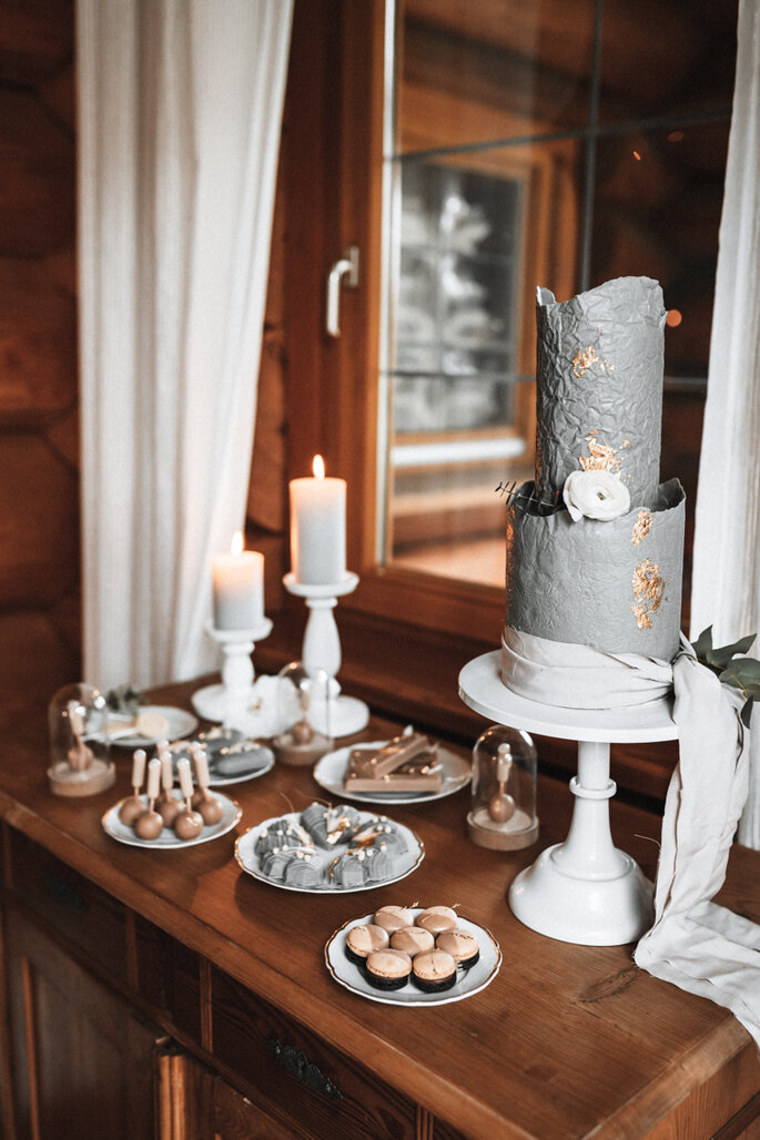 Intime Hochzeit, Eleganz trifft auf rustikalen Flair Hochzeitstorte