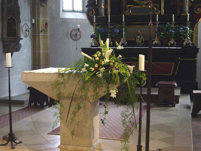 Blumendeko für die kirchliche Trauung. Foto: stela-dekoration.de