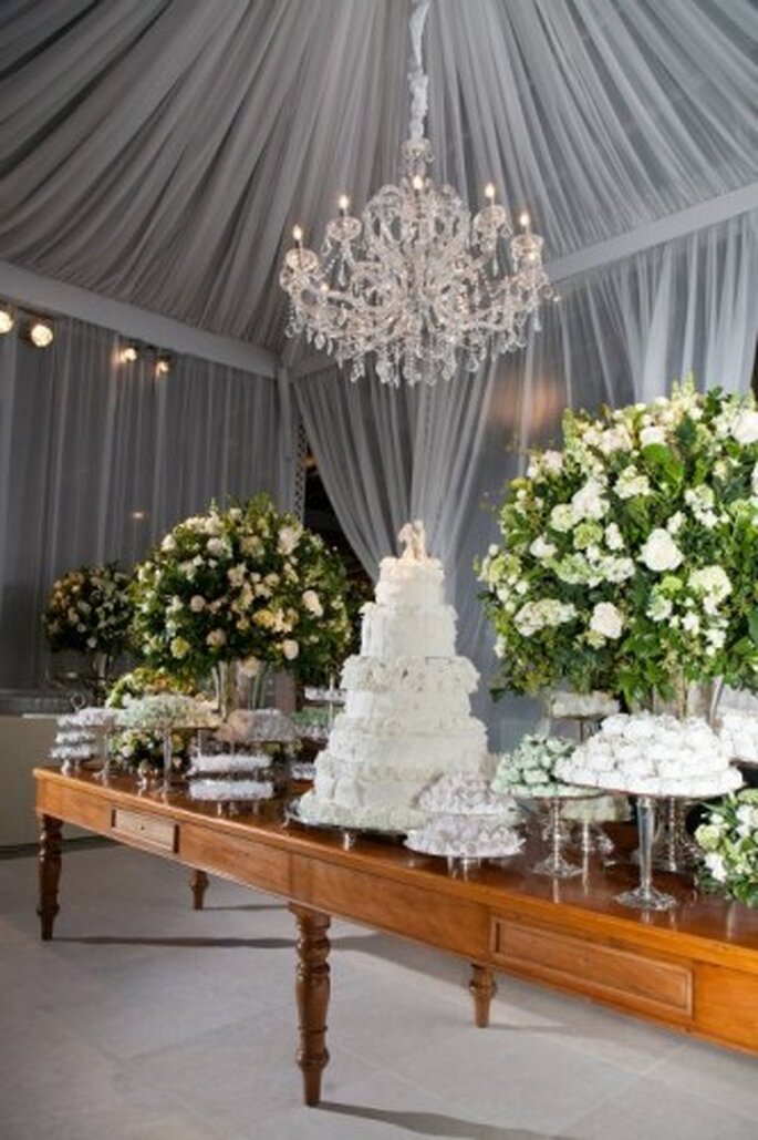 Pastel de Boda sobre mesa tipo escritorio y candelabro