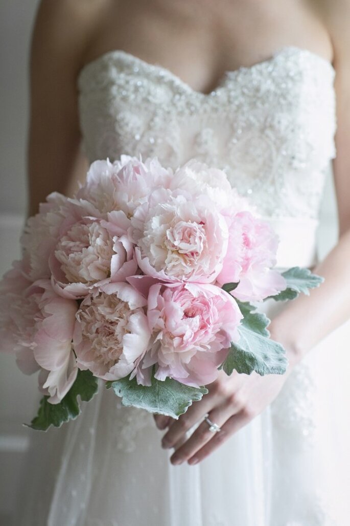 Un ramo de novia con peonías en color rosa pastel - Foto Lark Wedding Photography