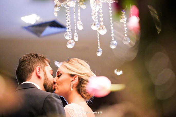 Casamento clássico com toques rústicos de Mariana e Thiago: rosas, tulipas  e cortina de luzes deram o tom!