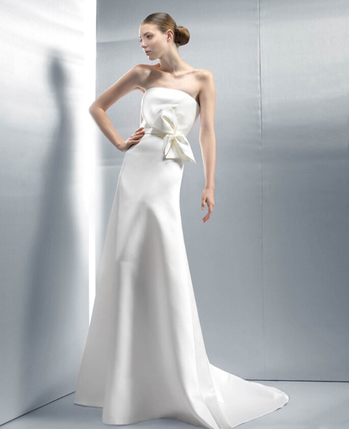 Simplicité et féminité caractérisent cette robe de mariée Jesus Peiro 2012