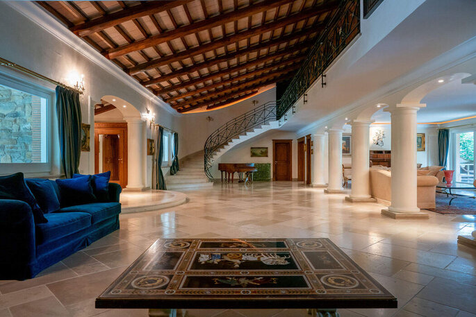 interni Villa Marozzi, scala, soffitto legno