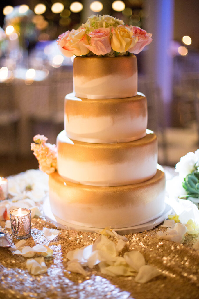 Chevron, dorado y pink en una boda moderna cerca de las nubes. Foto: Hannah Persson Photography