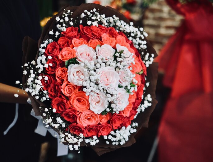 Bukiety ślubne z róż czerwonych i białych