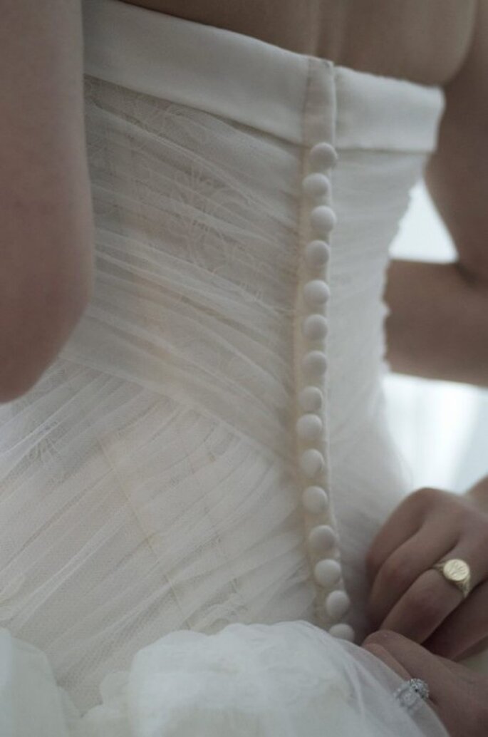 Detalles elegantes en la espalda de un vestido de novia - Foto Zac Posen Facebook