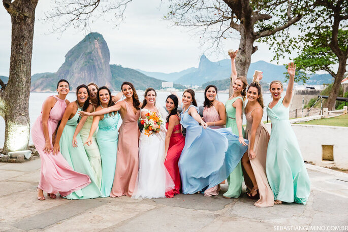 Noivas e madrinhas de vestidos coloridos