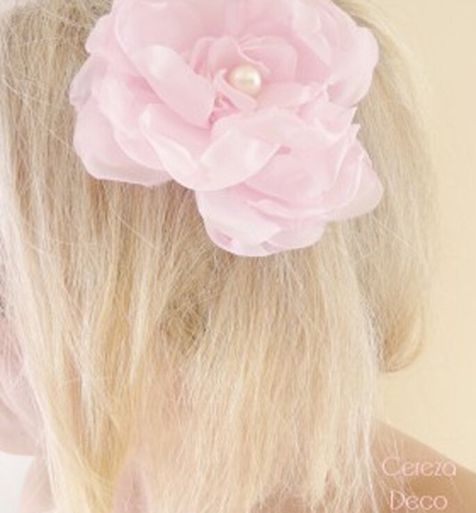 Bijou de cheveux fleur rose et perle nacrée - Photo : Cereza sur la déco