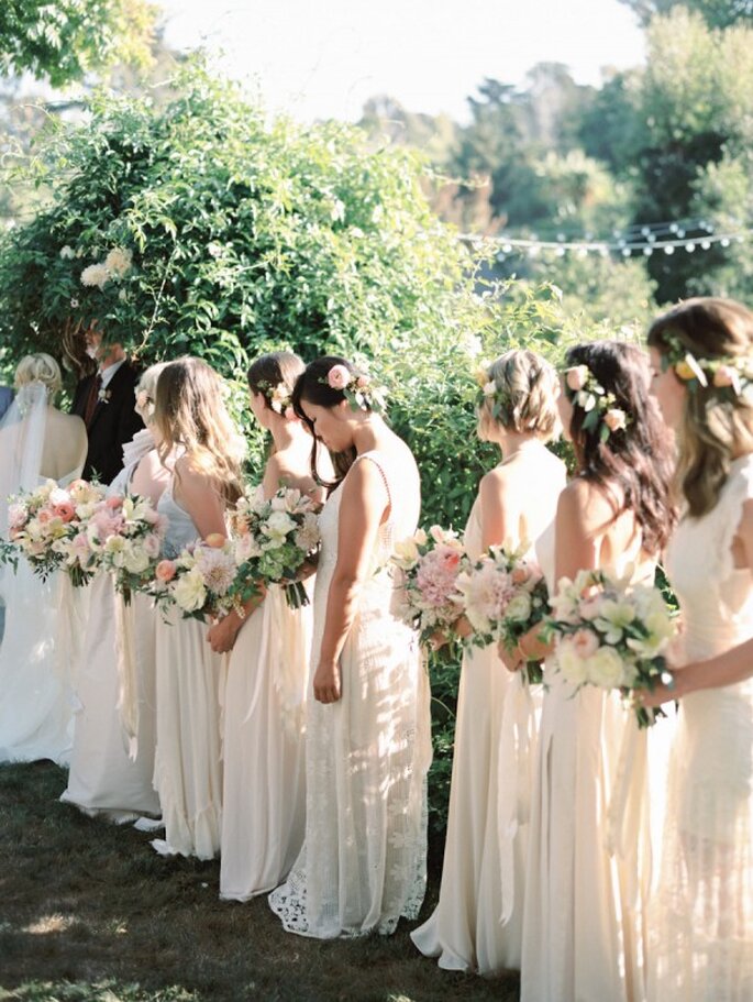 Tus damas de boda engalanadas en colores neutros - Foto Ashley Kelemen