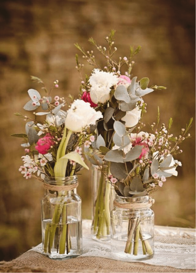vasinhos com flores e folhas de eucalipto