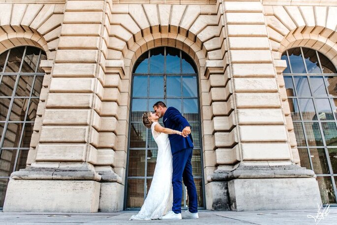 photo de couple qui s'embrasse devant les Beaux-Arts