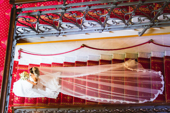 il velo della sposa che scende le scale