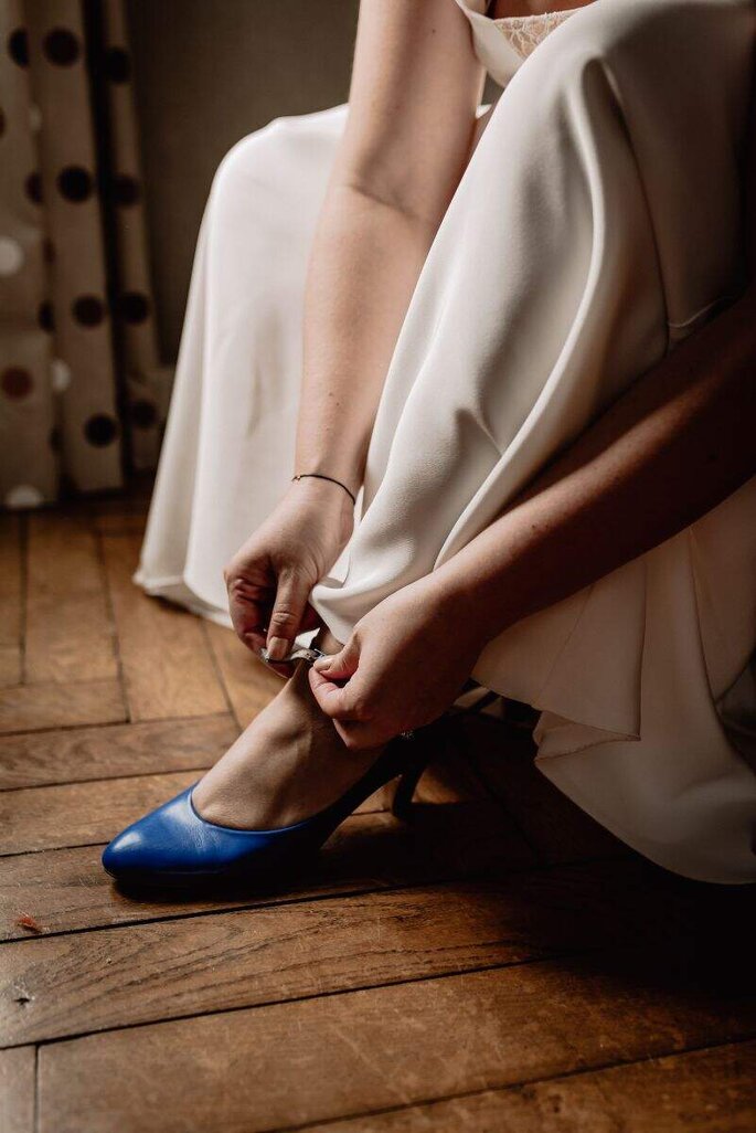 Une mariée chaussant ses escarpins bleus - Mademoiselle Rose