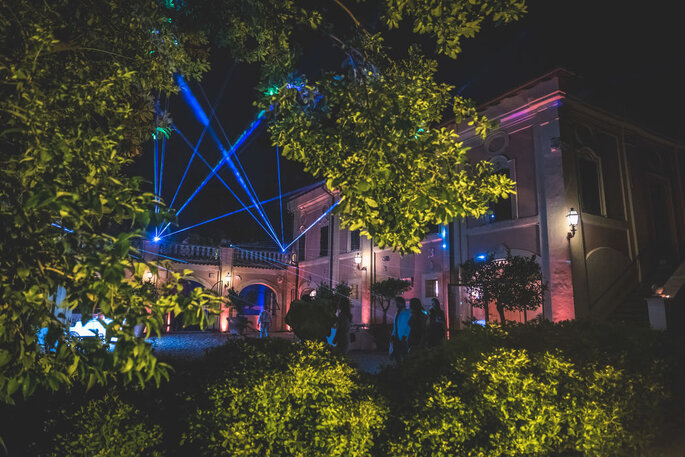 Villa Blumenstihl illuminata da fasci di luce di notte