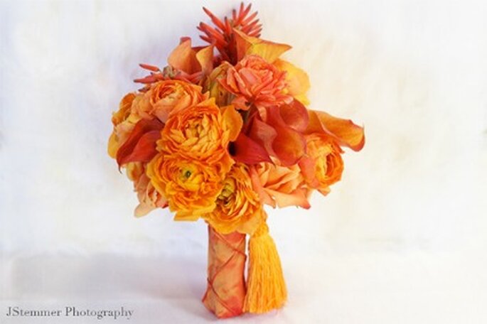 Ramo de novia con flores naranjas - JStemmer Photography