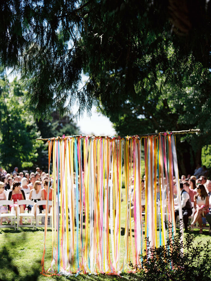 altar de boda con listones de colores