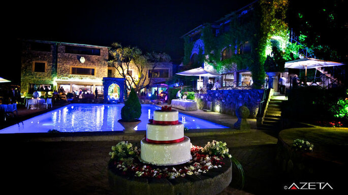 Borgo della Merluzza - torta nuziale e piscina illuminata