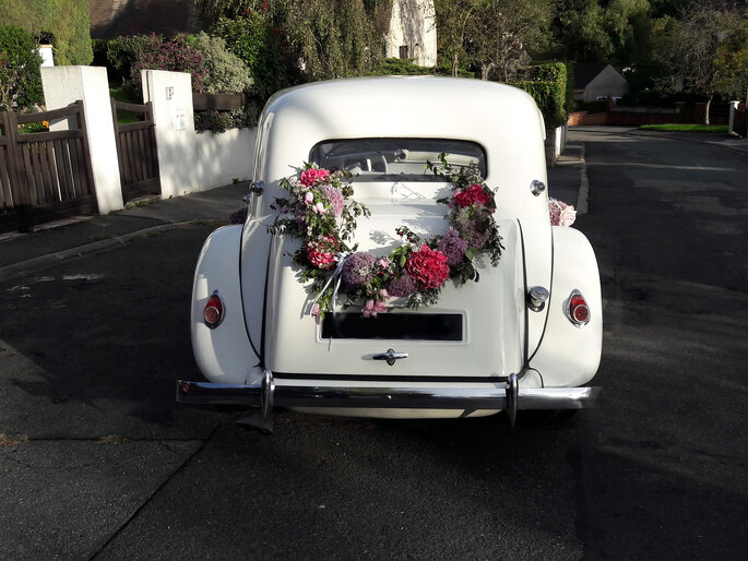 Un véhicule de collection décoré de fleurs pour un mariage