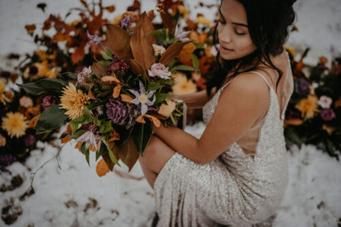 Braut vor Schneekulisse mit Blumen