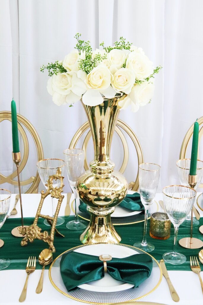 Pozłacane dekoracje stołów w stylu glamour
