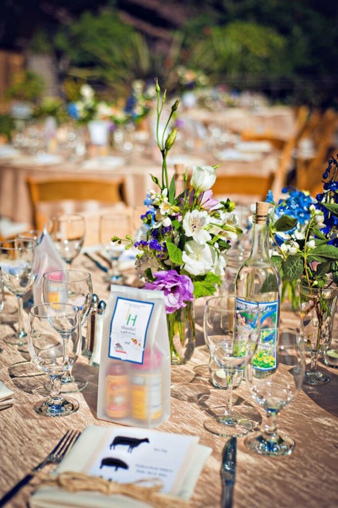 Acentos en color azul en los centros de mesa de tu boda - Foto Captured by Aimee