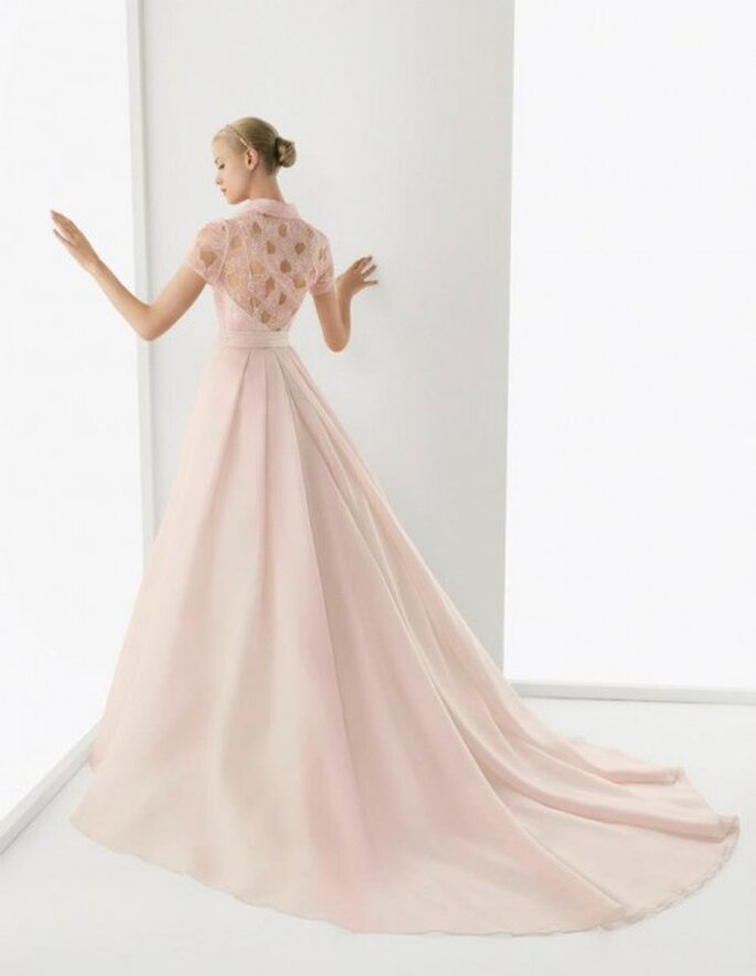 Vestido de novia en color rosa pastel modelo Blonda - Foto Rosa Clará