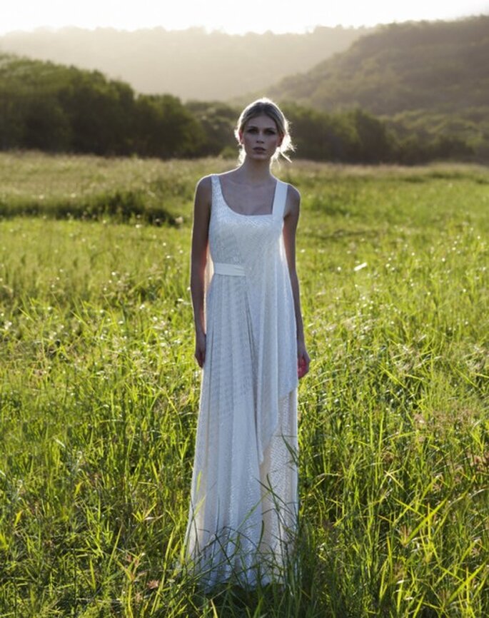 Vestido de novia con textura y telas sueltas - Foto Amanda Wakeley