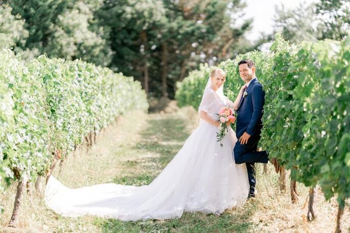 Des mariés posent dans les vignes - Château la Tilleraie