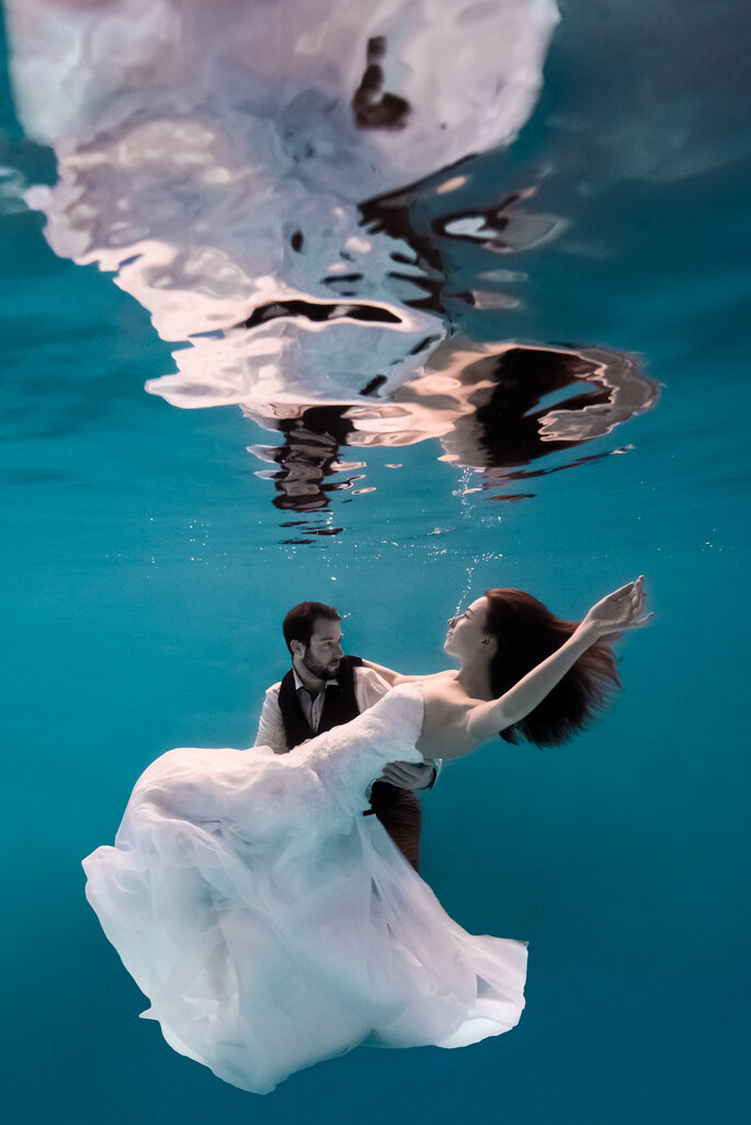 photo de jeunes mariés sous l'eau