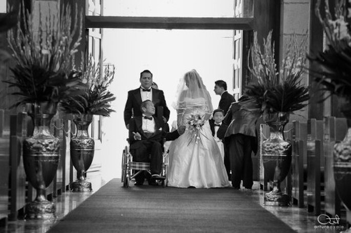 Fotografía artística de boda durante la ceremonia religiosa - Foto Arturo Ayala