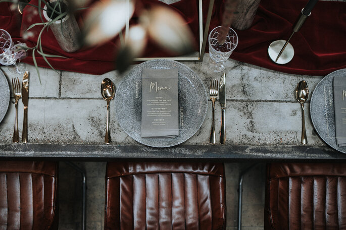 Der Hochzeitstisch mit goldenem Besteck und dazu passender Papeterie von Bonjour Paper, organisiert von Freakin‘ Fine Weddings.