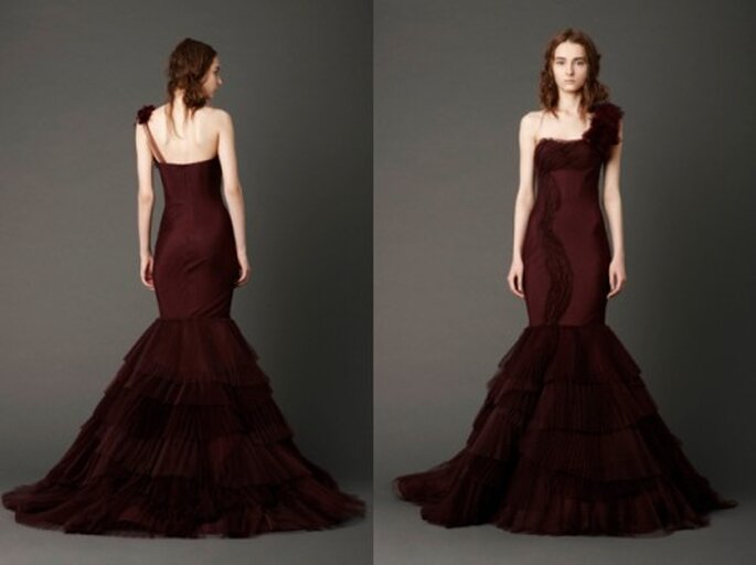 Vestido de novia estilo sirena de un hombro con detalles florales en color vino - Foto: Vera Wang blog