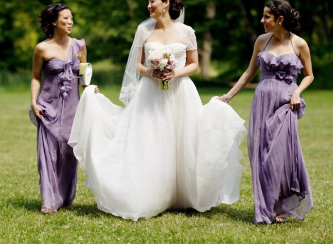 La novia y sus damas con vestidos en gamas de morado - Foto Jen Lynne