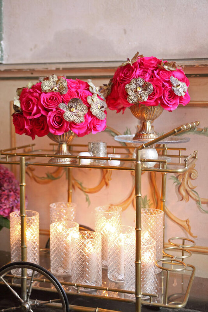 carrello in vetro e ottone con fiori e candele