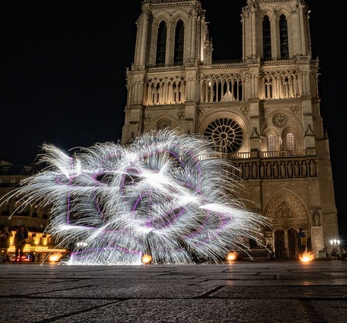Spectacle de lumière et de feu devant la cathédrale Notre-Dame-de-Paris 