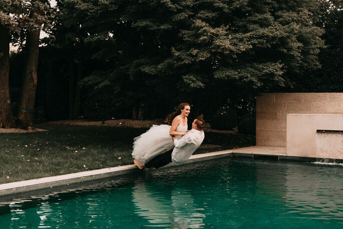 Elopement Fun Wedding Shooting Setting Pool Brautpaar ins Wasser springend
