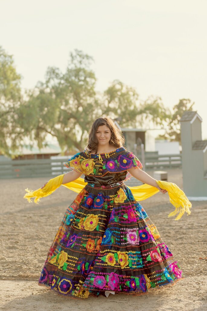 boda mexicana vestido de novia mexicana con flores y bordado huipil