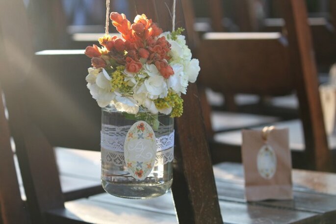 Potinhos de vidro com renda e flores para decoração de casamento rústico e simples
