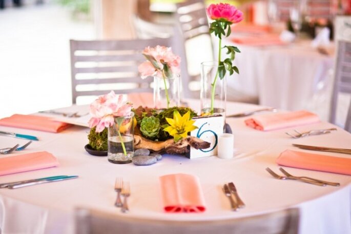 Boda divertida en la playa con detalles en color naranja y rosa - Foto Thompson Photography Group