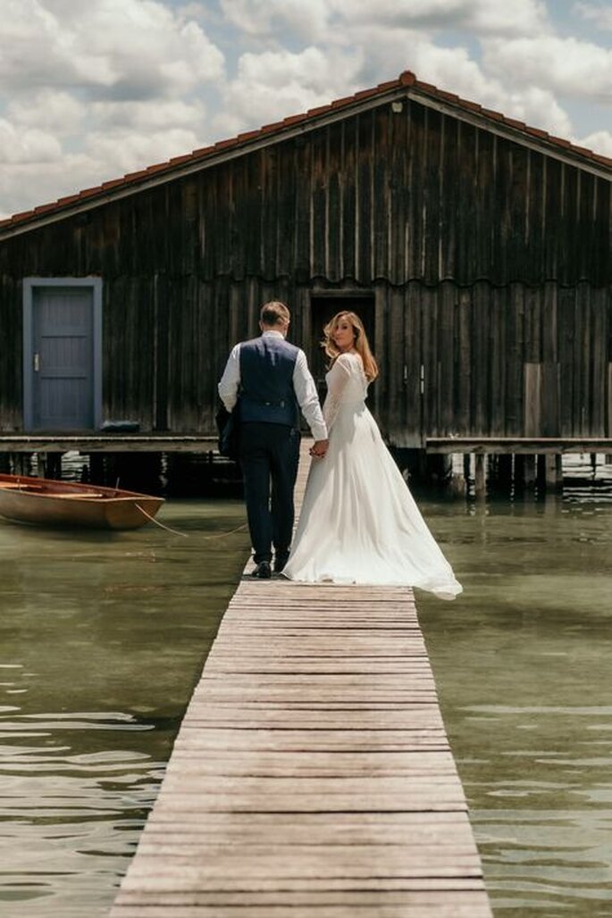 Brautpaar auf einem Bootssteg, fotografiert von Karin Busch Photography