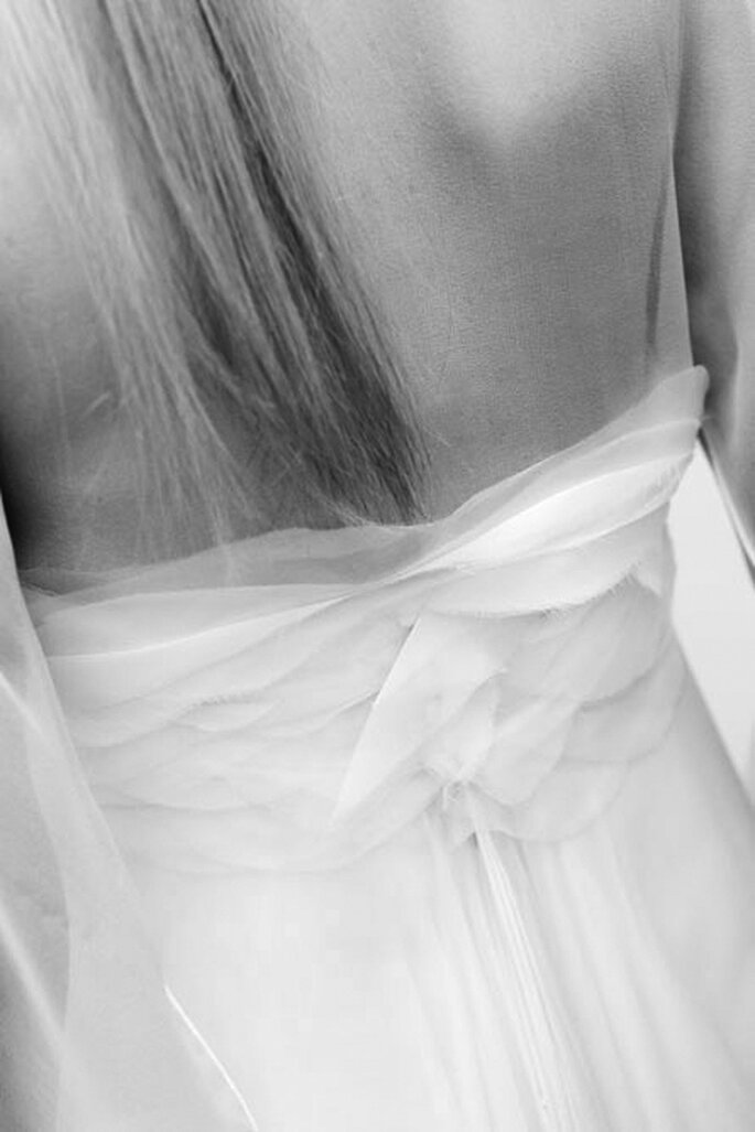 Collection de robes de mariée Amarildine 2011 - Adélais : détail dos brodé de pétales