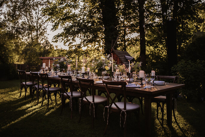 Hochzeitstrend Gartenhochzeit Tischdekoration Tafel im Garten