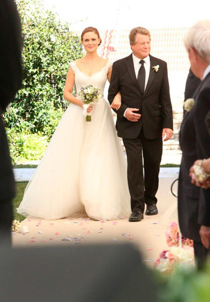 Brennan luce un hermoso vestido de novia rumbo al altar - Foto FOX